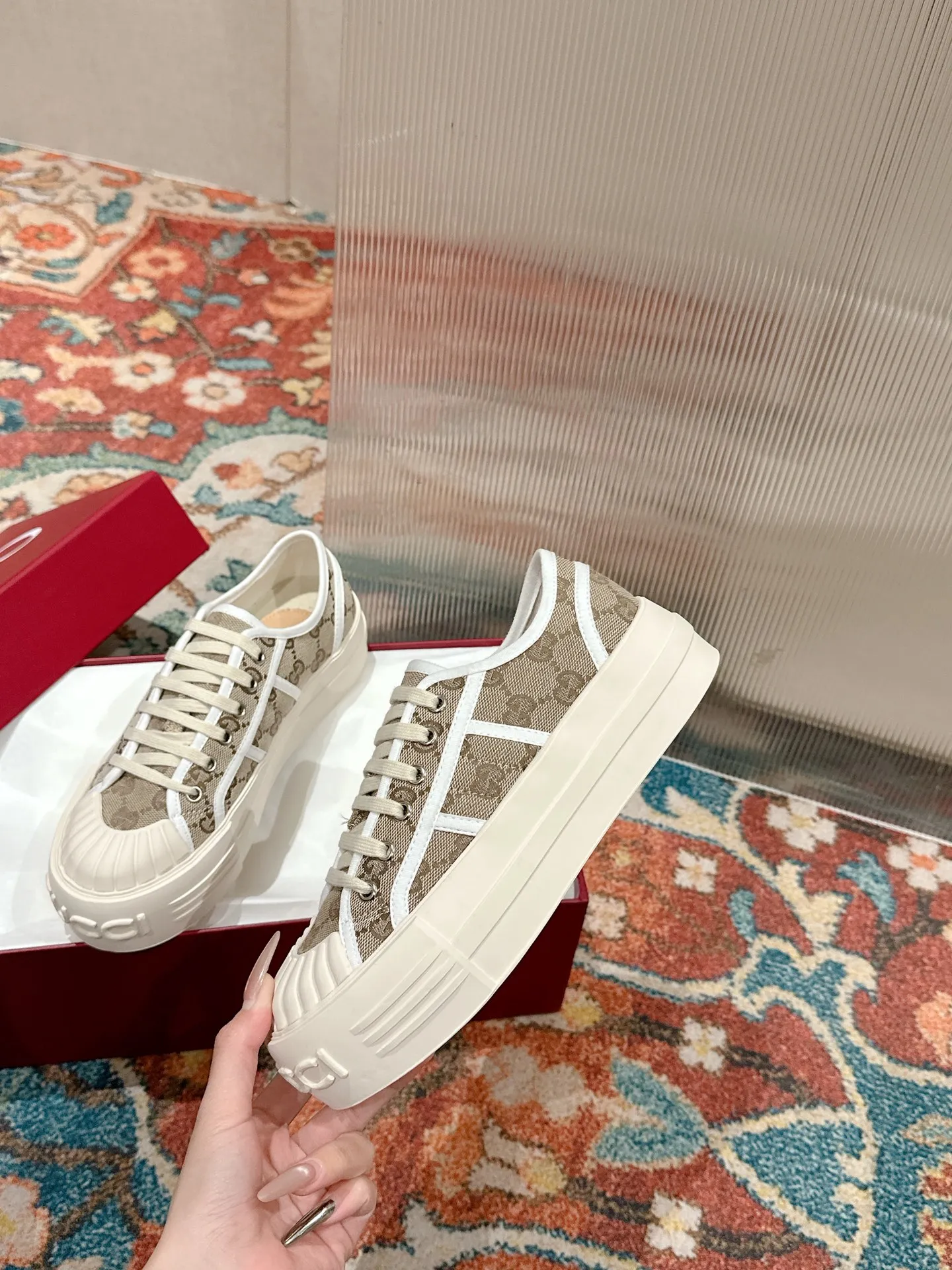👟👟Ex-factory price 520👟👟 Women's models are new🆕 Arrival Gucci tennis 1977 classic Loft series canvas shoes... 2025 hot recommended model, G+1977×Disney cooperation series... GG canvas is made of finished products and incorporates brand elements. The retro style is rich, the classics and feelings are perfect for recall! Each color fabric developed by the original version is customized by the original version, and we pursue the ultimate in large-scale products! Market-level top version ⚠ Fabric: Customized GG cloth electric embroidery/5D washed distressed canvas Lining: Customized terry cloth lining (the feet are fitted and cannot be disassembled) Outsole: Original molded TPU two-color outsole Size: 35-40 (41 customized)